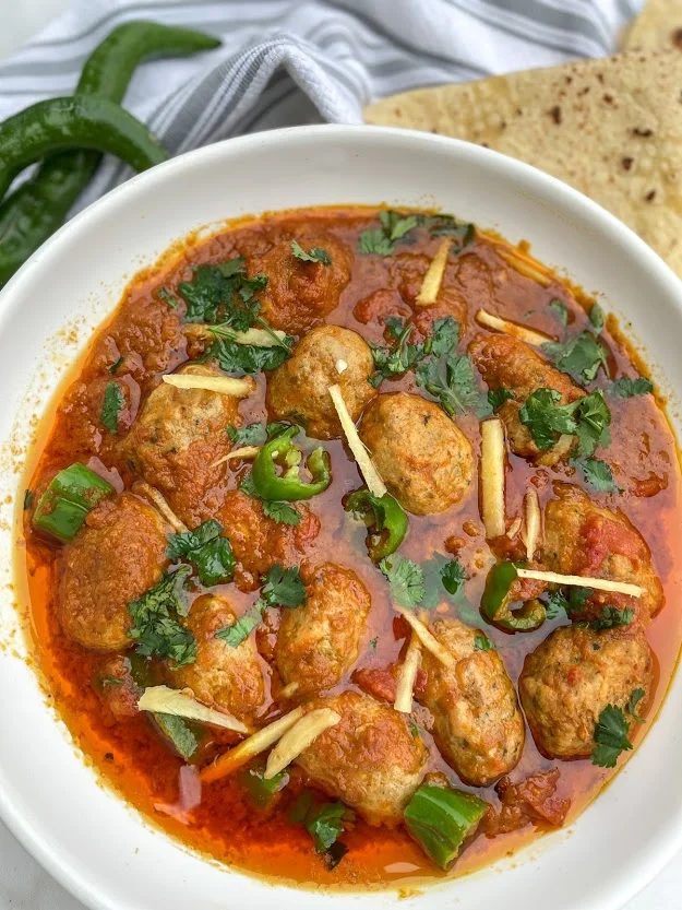 Chicken Kabab Masala served in rich tomato gravy with naan